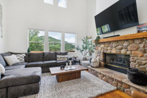 Tranquil Mountain Retreat - Scenic Views & Hot Tub home